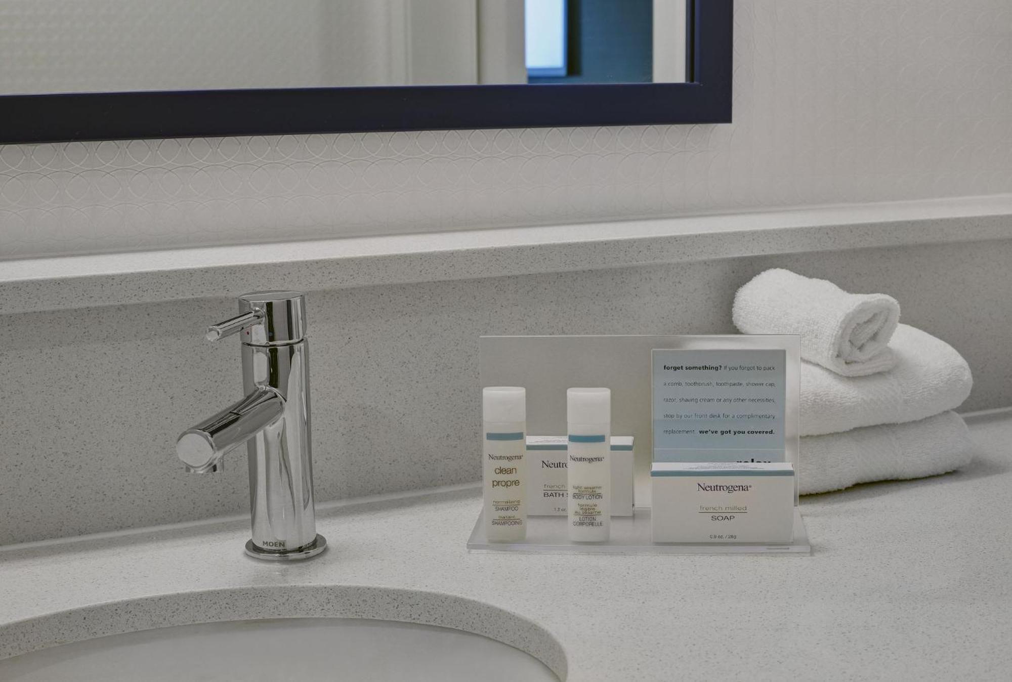 Hampton Inn Peterborough Zewnętrze zdjęcie