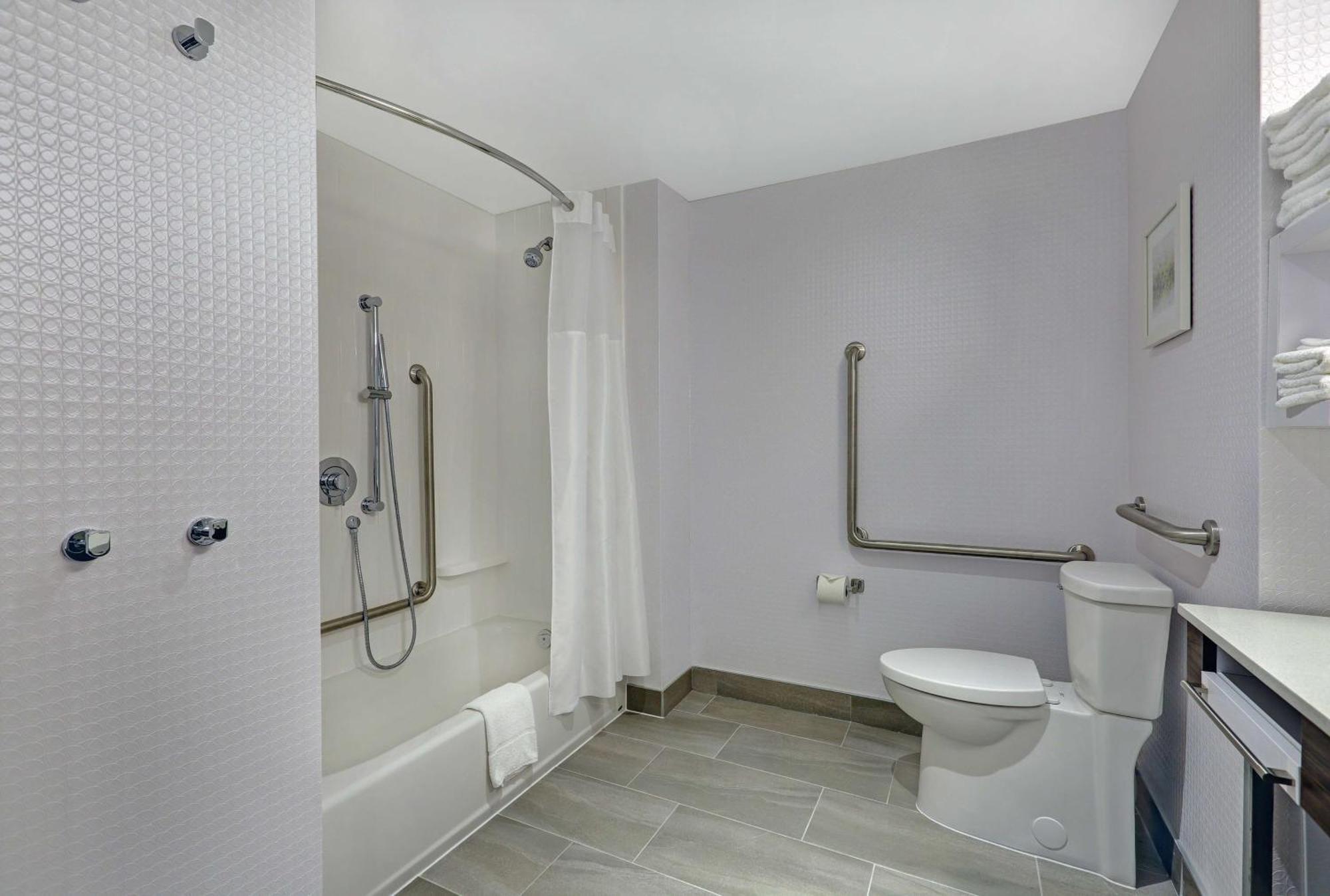Hampton Inn Peterborough Zewnętrze zdjęcie