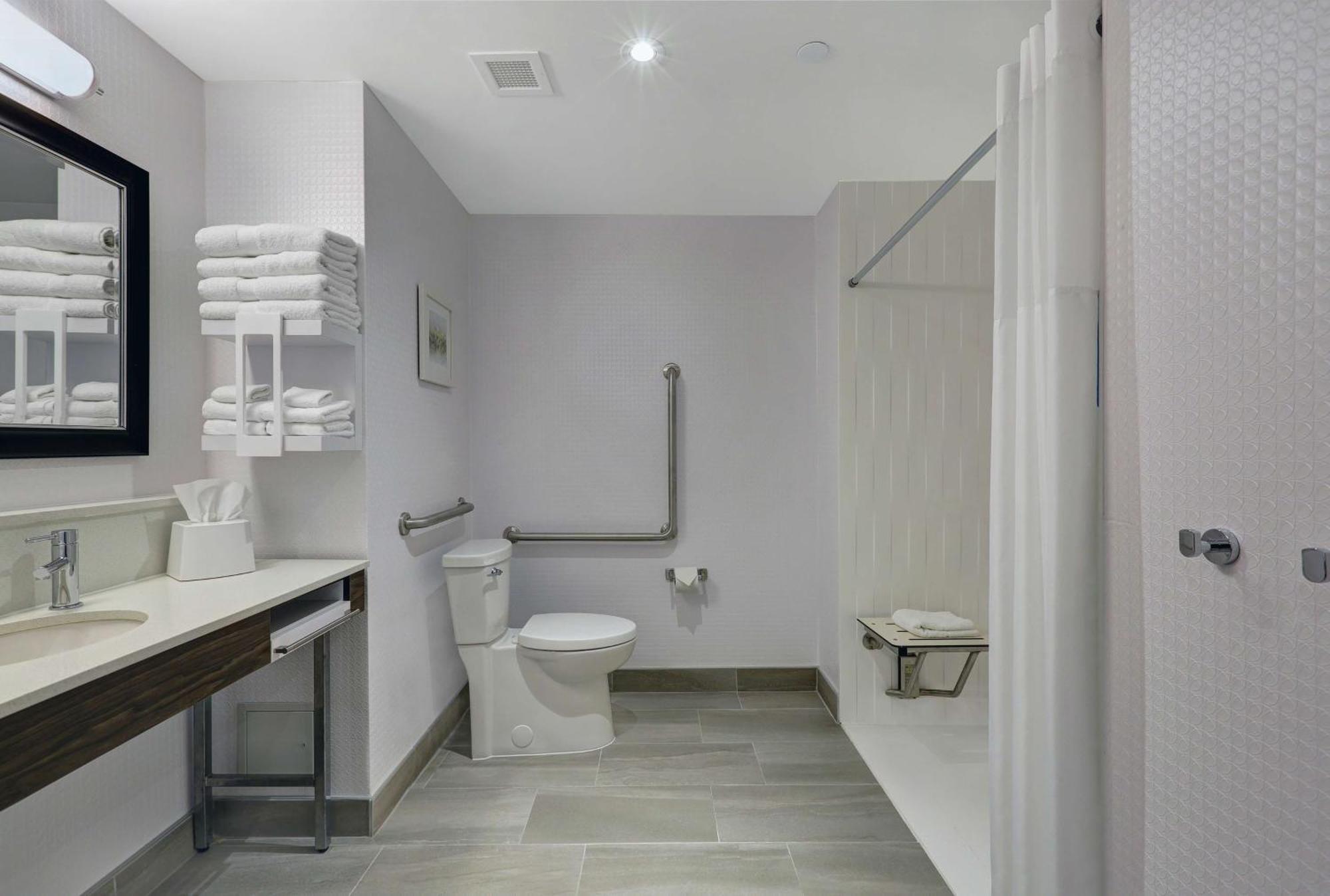 Hampton Inn Peterborough Zewnętrze zdjęcie