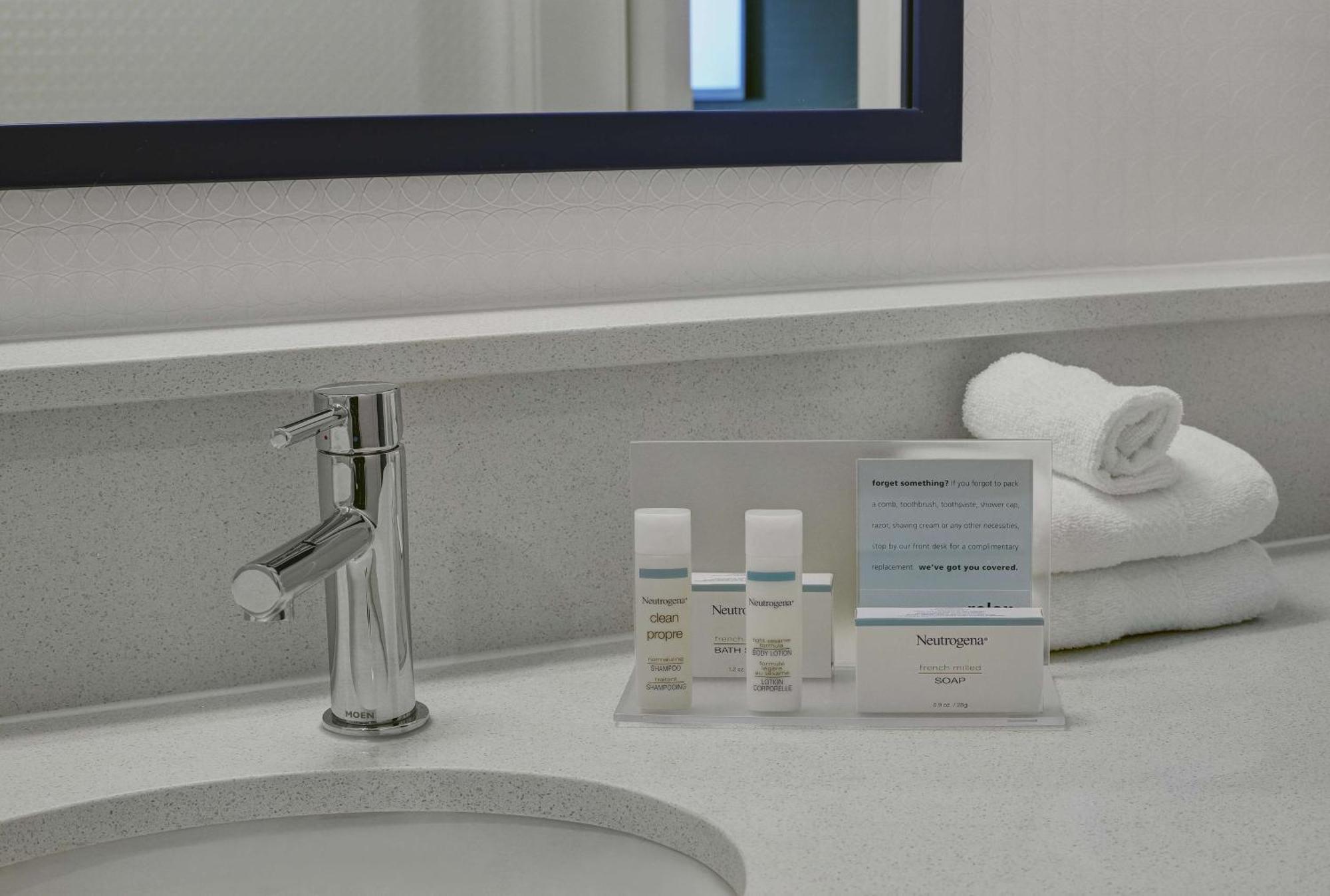 Hampton Inn Peterborough Zewnętrze zdjęcie