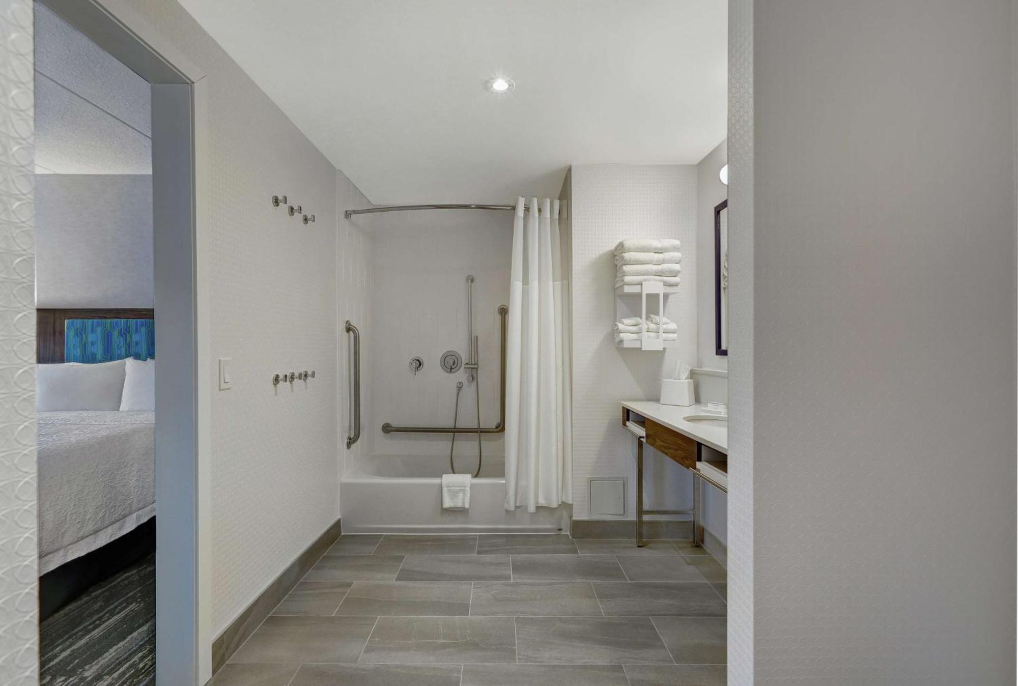 Hampton Inn Peterborough Zewnętrze zdjęcie